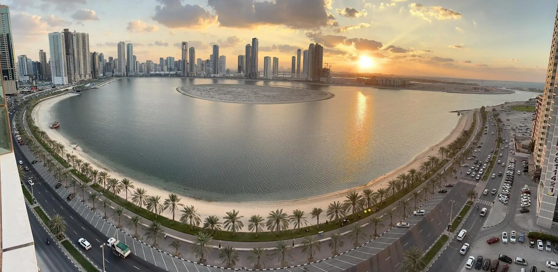 Luxury Apartment Al Khan Corniche View 2 Bd Sharjah